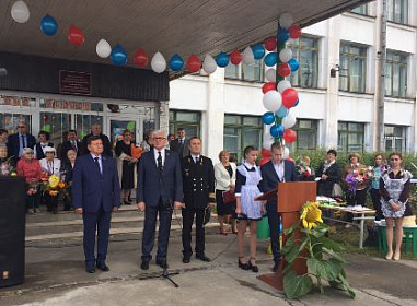 Областные парламентарии в День знаний посетили школу №6 в Усть-Куте 